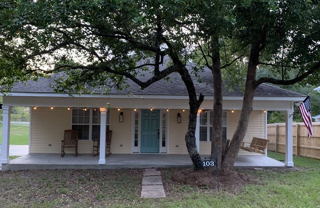 Old Town Great Location - Steps to beach, shops, and dining.