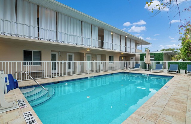 Olde Naples Paradise 803