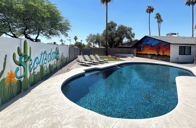 ☆Oldtown Osborn Oasis☆ Large Backyard, Private Lagoon Pool, Firepit & BBQ Escape