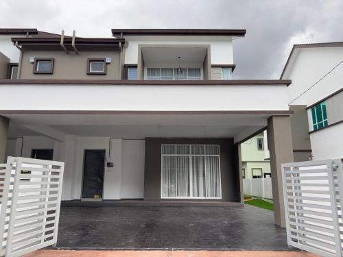 Olive Homestay SP Saujana 5 Bedrooms 6 Toilets Mus lim Friendly