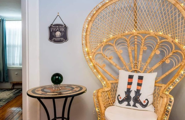 *Omi's 1BR Witch-House/Downtown Salem/Hocus Pocus