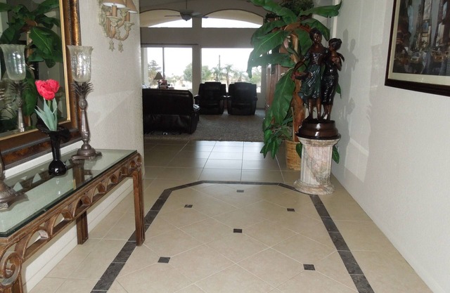 On Golf Course 2-bedroom house with WiFi, AC in Desert Hot Springs