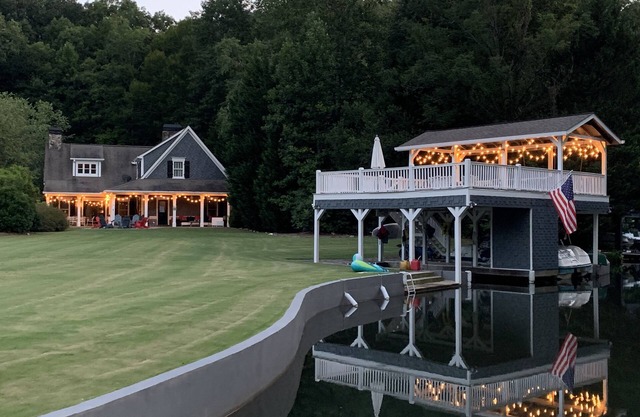 ON LAKE BURTON! LAKE HOUSE WITH BOAT DOCK! BOAT AVAILABLE FOR RENT!