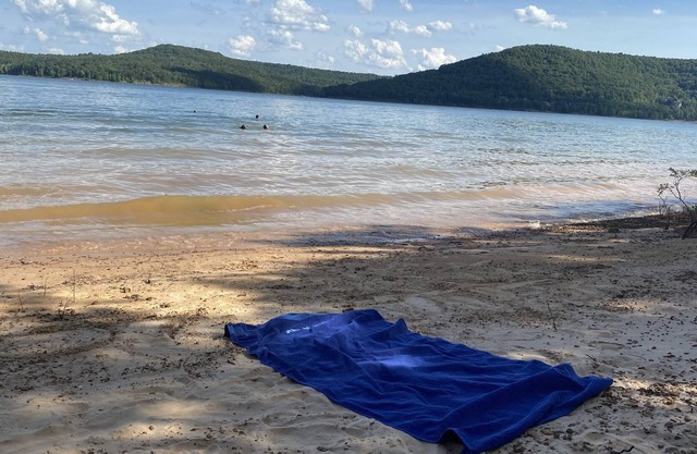 On Lake Cabin w/ Beach on Greers Ferry Lake. NEW Hvac, Internet and Dish Network