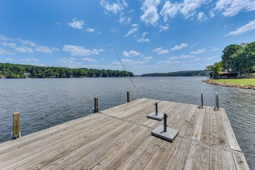 On Lake Tillery Spacious Home with Screened Porch!