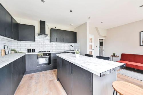 On Site Stays - 4 bed, 2 bath, Parking, Wifi and garden