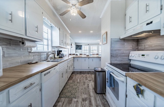 On the canal with walking access to bay and gulf! Boat friendly! - Neutral Groun