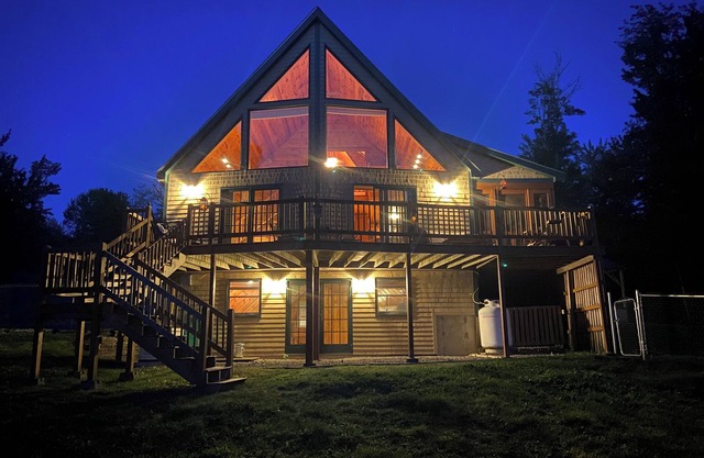 On The Fly Inn, Full lake house with amazing private beach!