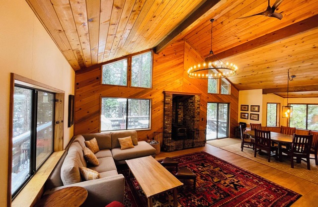 On the lake, 5BR Chalet for 14, Renovated + A/C