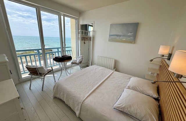 On the sea wall, FACING THE SEA, EXCEPTIONAL VIEW! VILLA BEAU SÉJOUR welcomes you