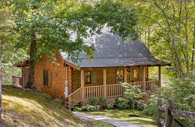 On Water's Edge - Beautiful Cabin Sits On Fishing Pond - Firepit and Hot Tub