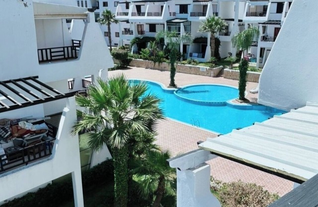 One-bedroom apartment with pool view