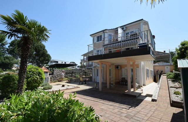 One bedroom apartment near beach Vantačići, Krk (A-19406-a)