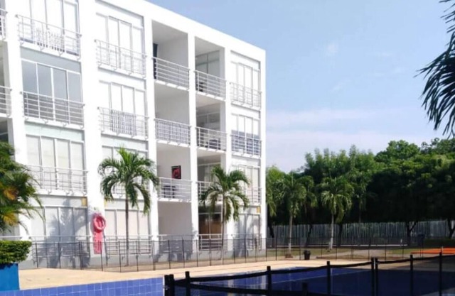 One-bedroom apartment with a pool close to restaurants!