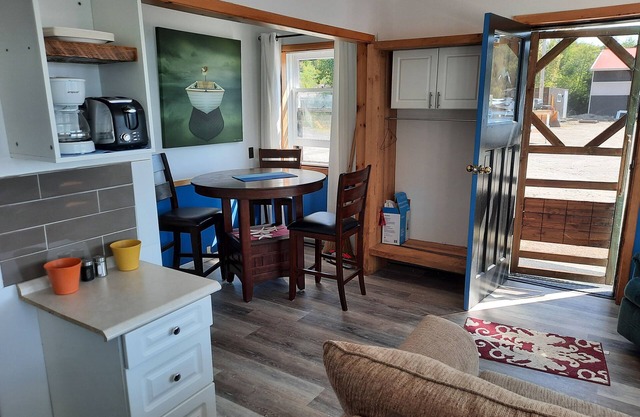 One bedroom, close to everything. trout lake north bay