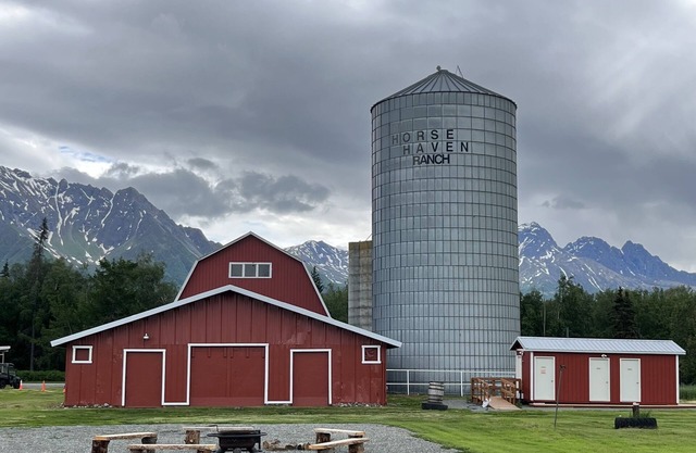 One bedroom getaway w/hot tub and pool access - A hidden gem in Palmer, Alaska