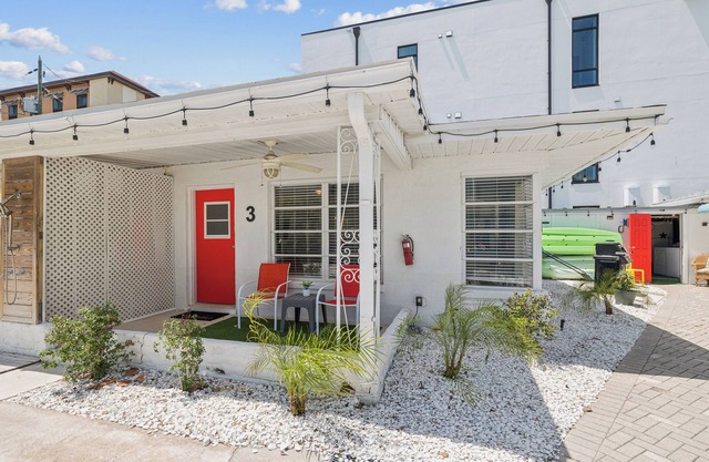 One Bedroom Villa with full kitchen On Clearwater Beach steps from the water.
