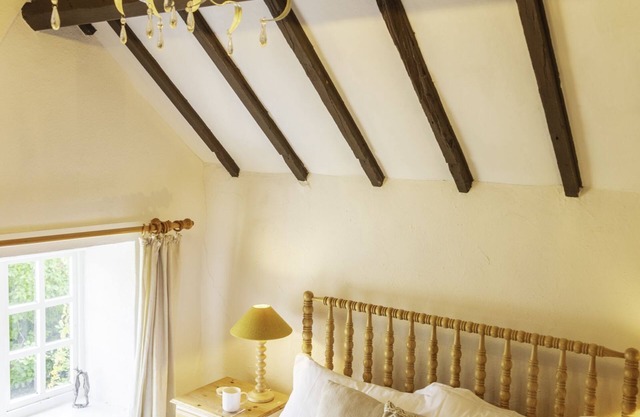 One bedroomed holiday cottage that sleeps up to 2, with off road car parking and shared indoor pool