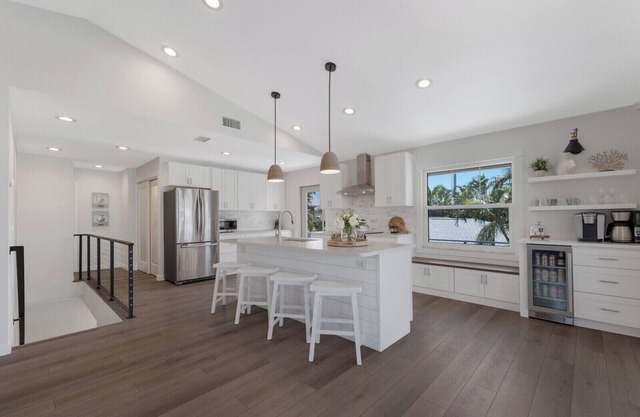 One Block to Beach, Luxury Home, BEACH Essentials, WIFI, Sunsets