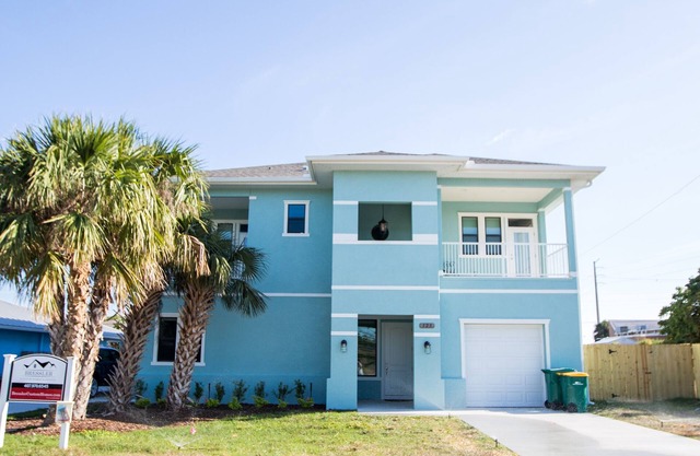One block to the beach. 3 bdrm/3.5 bath, many beach items, longboard, pickleball