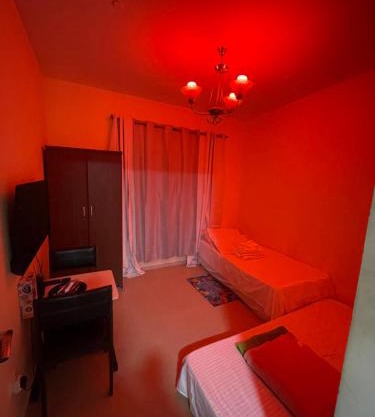 One cozy room available Metro train walkable