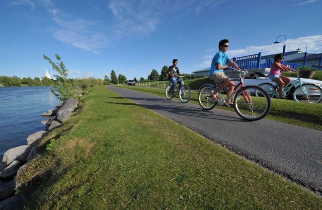 ONE GREAT KING UNIT! POOL, HOT-TUB, SPA, PARKING!