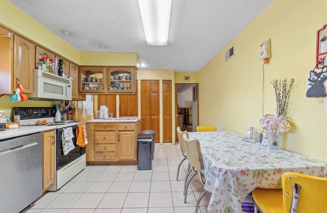 One mile from the US Open with 3 en suites!