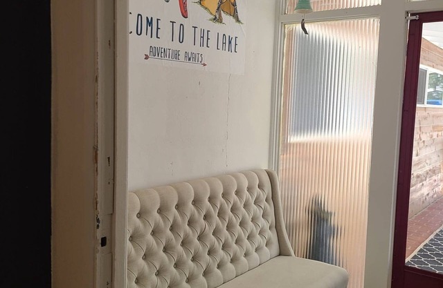 One mile from Heavenly & Lake- Sleeps 8, Spacious- 2 fireplaces