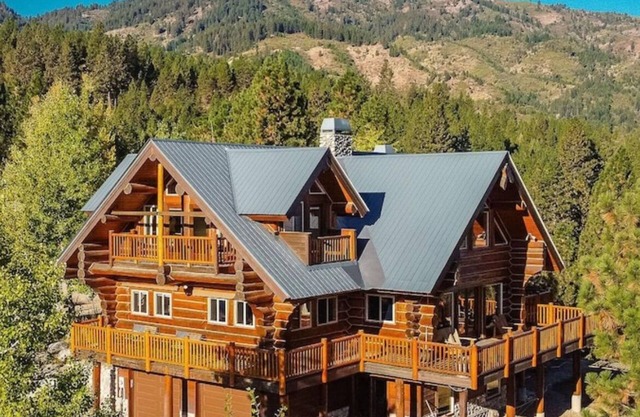 ONE OF A KIND, PICTURESQUE, CEDAR LOG CABIN FOR THE WHOLE FAMILY nn