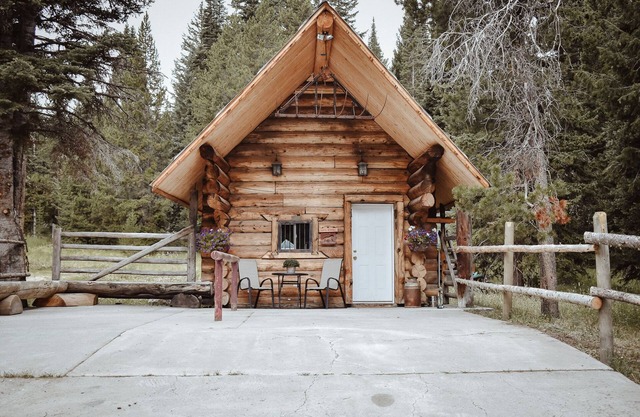 One of a kind, rustic cabin with rodeo and private pond on site~7 miles to YNP!