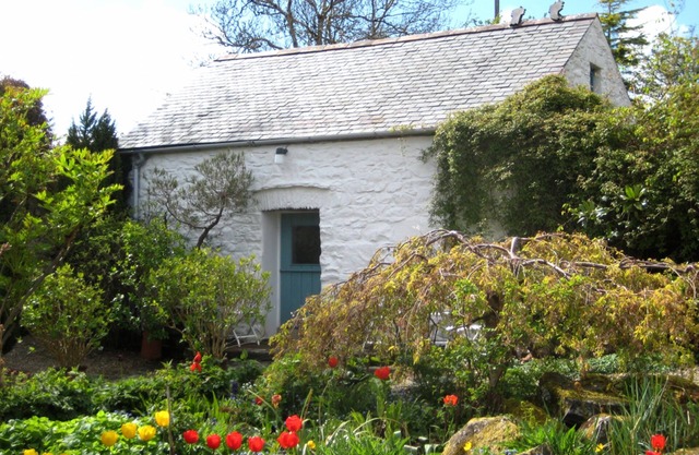 One Room Cottage 1 mile from the sea set In Dyffryn Fernant Garden