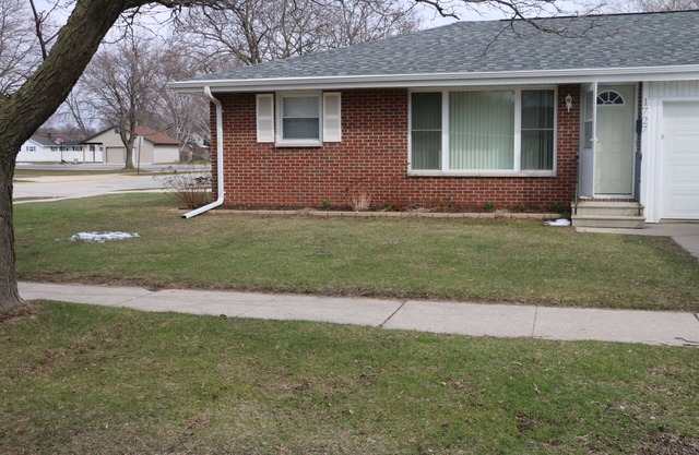 Oneida St Duplex 5 min walk to Lambeau 7 beds 2 baths full kitchen laundry park