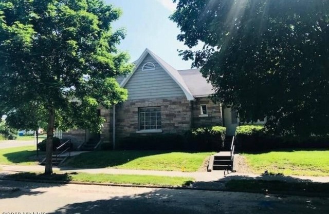 Only 1 block from Bear Lake beach/boat launch. Free use of kayaks/boats/bikes.