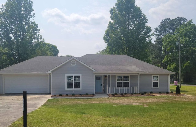 Only 2 blocks from the North entrance of Sand Mountain Park and Amphitheater!