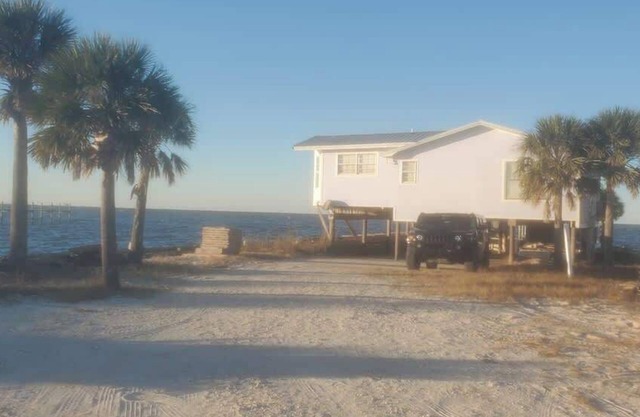 ONLY 20 feet from the Bay/See Dolphins, kayaks,etc