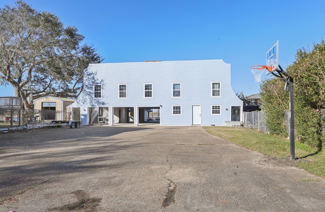 Only 45 Minutes From Downtown New Orleans Is A Vacationers Bayou Paradise.