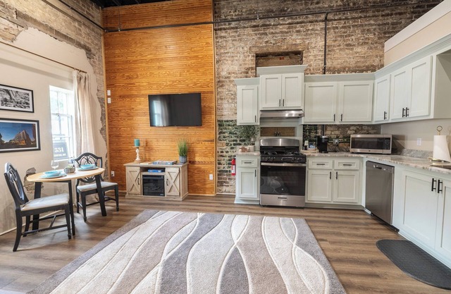 Only Groundfloor access Downtown Laurel - G