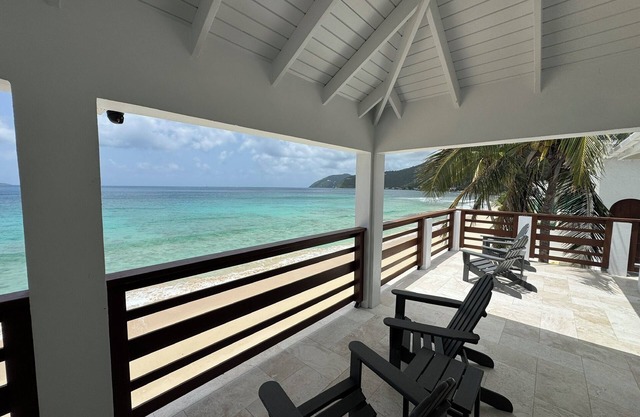 ONTA BEACH VILLA - new beachfront apartment, steps from surf & bars in Apple Bay