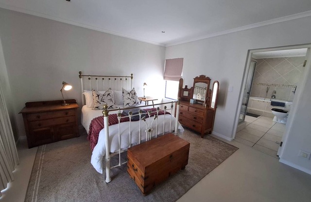 OosiesRus - Charming Langebaan Villa with Garden View