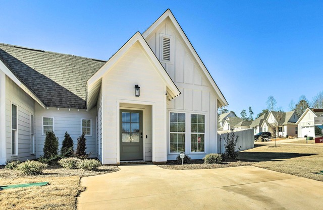Opelika Townhome w/Central A/C + Heating!