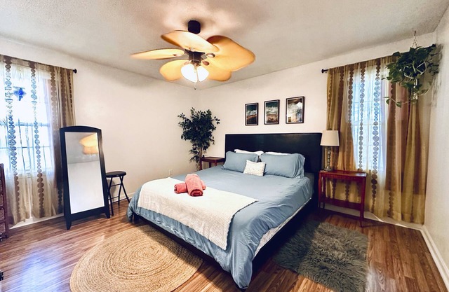 Open and Comfy 4Bed home w/Patio near Downtown-Folly Beach-Kiawah-Seabrook