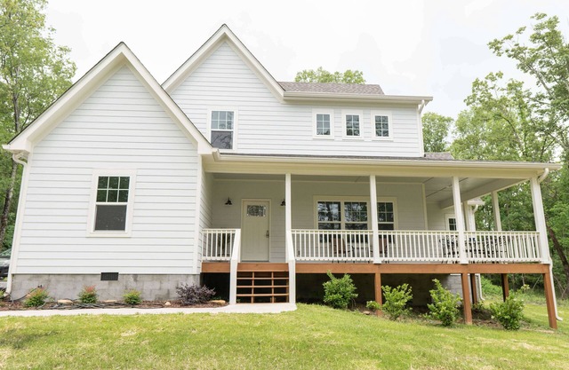 Open concept, peaceful porches, quiet, clean!