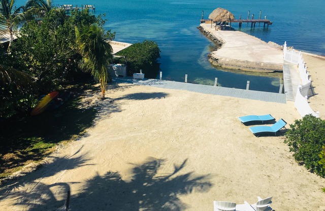 OPEN -Endless Bay Views. Sues Promise private villas, beach, dock, Islamorada