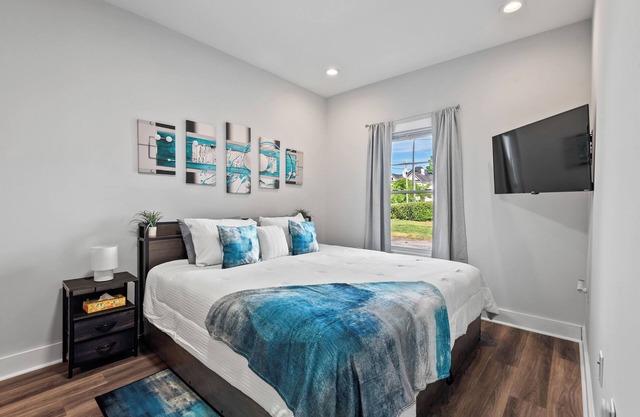 Open, KING BED, 1 Br/1BA, Sleeps 3, Heart of City