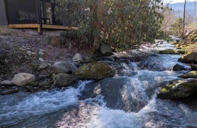 Open Sky Retreat, Pickleball Court, Creek, WIFI, Mountain Views, Starting at $79