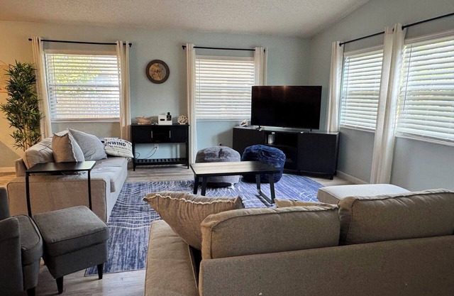 Open, Spacious 4-bedroom house a short walk from the water in Jacksonville Beach