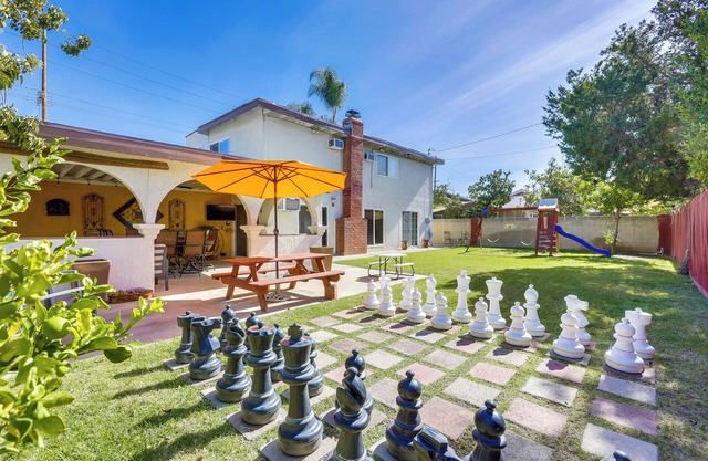 Orange Home with 2 king bedrooms - Fun patio area