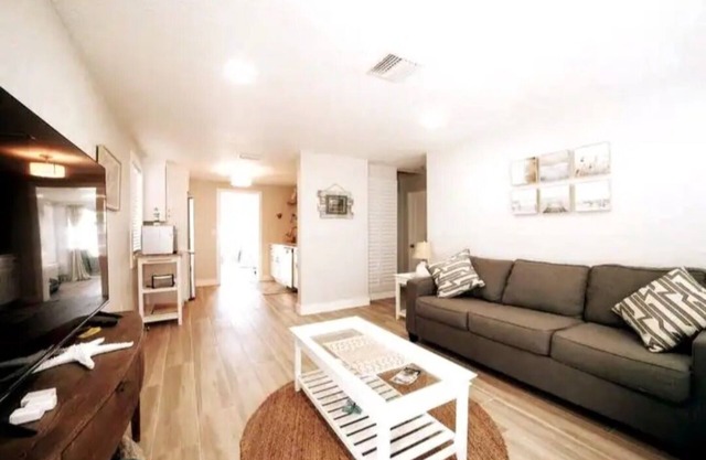 Ormond-by-the-Sea-Charming 2-bedroom home-close to beach and intracoastal