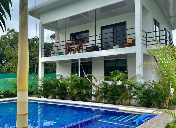 Oso Perezoso Pool Villa