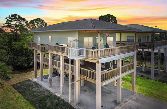 Osprey Landing at Cedar Island, Waterfront home - private boat ramp access included